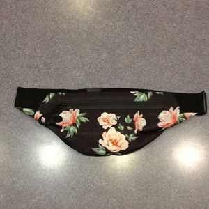 Adorable Vooray Active Waist Pack NWOT